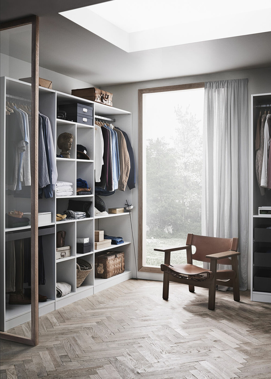Tips! Öppen förvaring gör det enkelt att få överblick över allt som finns i garderoben. Foto: Kvik lyxig garderob med dressing room-känsla