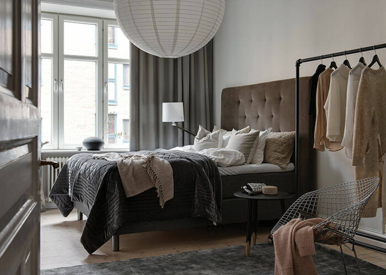 Lyxigt sovrum i hotellstil med textilier i lager på lager