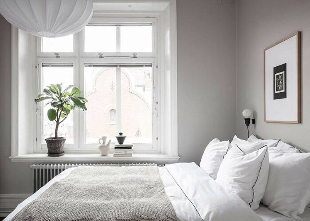 Foto: Anders Bergstedt Styling: Greydeco för <a href="https://www.instagram.com/alvhem/?hl=sv" target="_blank" rel="noopener">Alvhem</a>/mäklare: Andreas Lundberg Lyxigt sovrum i hotellstil med vita lakan och tavla på väggen