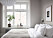 Lyxigt sovrum i hotellstil med vita lakan och tavla på väggen