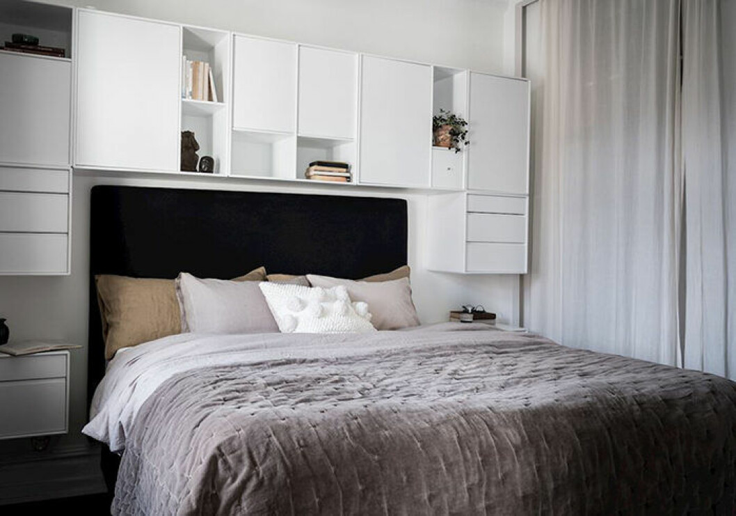 Foto: Alen Cordic Styling: By Bon för <a href="https://www.instagram.com/bjurfors_goteborg/?hl=sv" target="_blank" rel="noopener">Bjurfors</a>/mäklare: Anna Johansson Byt ut garderobsdörrar mot gardiner för en luftig och lyxig känsla i sovrummet