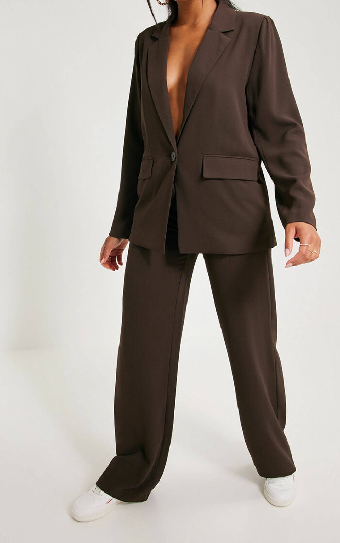 mörkbrun kostym med oversized kavaj och tillhörande kostymbyxor från NLY Trend