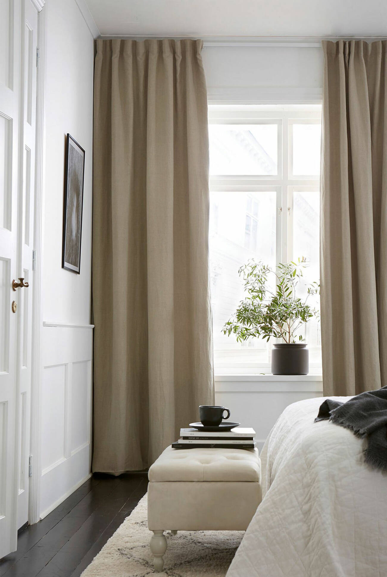 mörkläggande gardiner i tvättad linne från Ellos Home i beige nyans