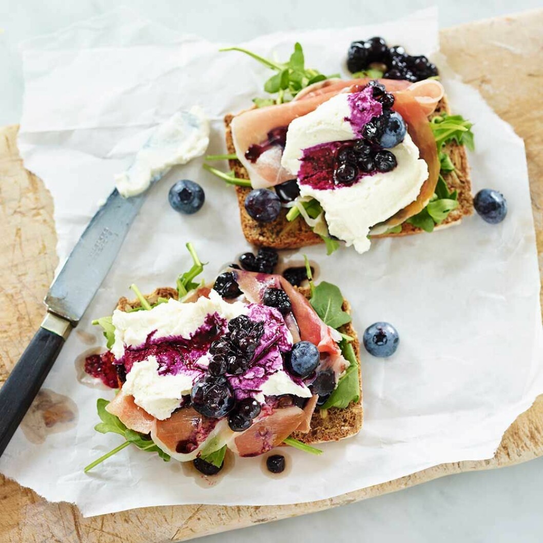 Rågbröd med chèvre och blåbärsvinägrett. Rågbröd med chèvre och blåbärsvinägrett.
