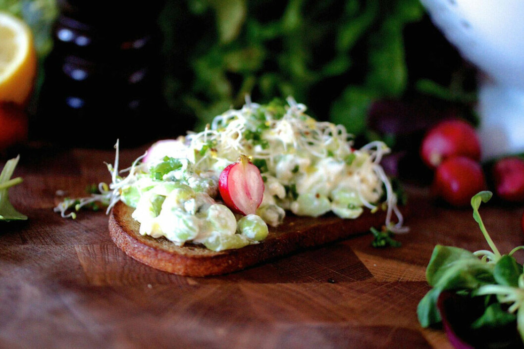 Skördemacka med bondbönor, fetaost och rädisor. Recept och foto: Pågen Skördemacka med bondbönor, fetaost och rädisor.