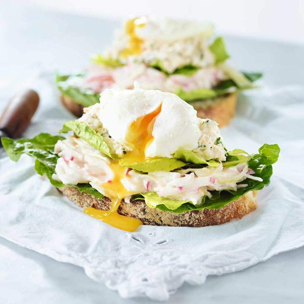 Surdegsbröd med krabbröra och pocherat ägg. Surdegsbröd med krabbröra och pocherat ägg.