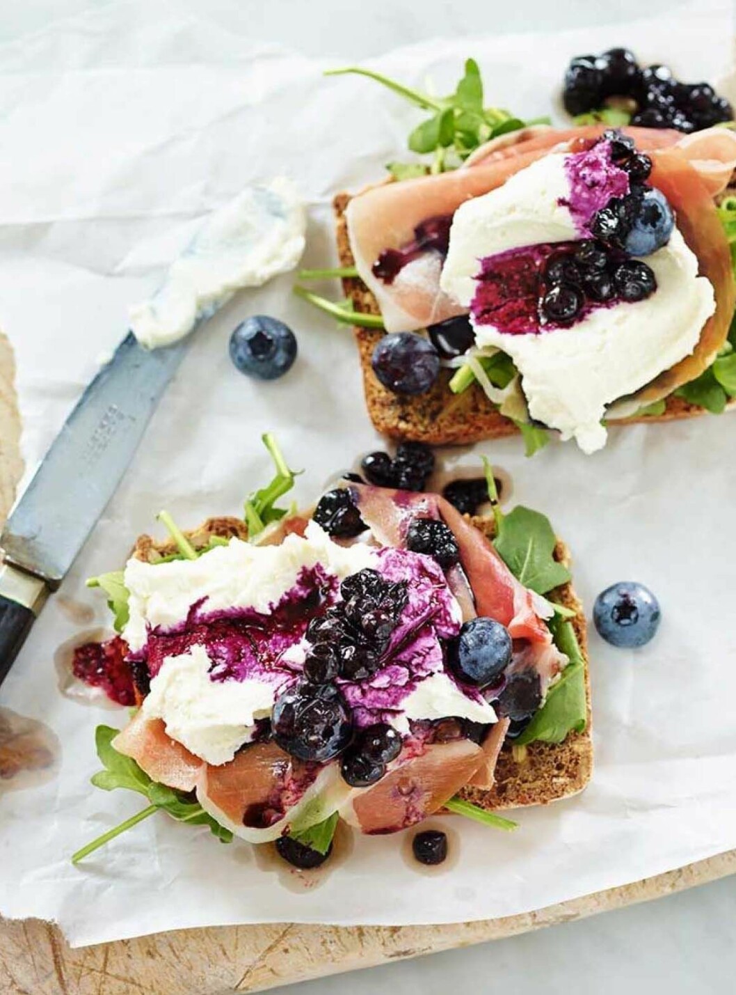 Macka med chévre och blåbärsvinägrett