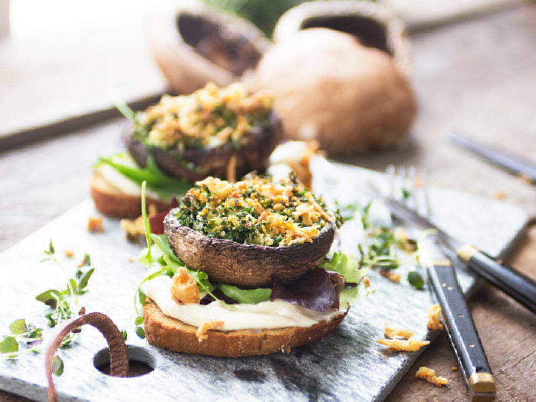 Vegansk macka med örtbakad portabello och tryffelmajonnäs.