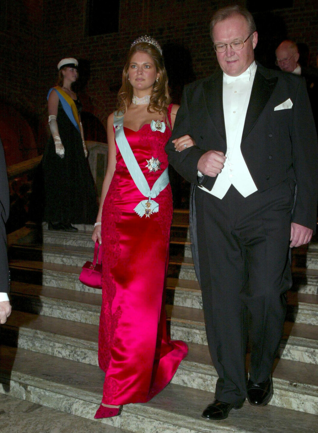 År 2002 bar Madeleine en röd klänning som hon designat tillsammans med Pär Engsheden.