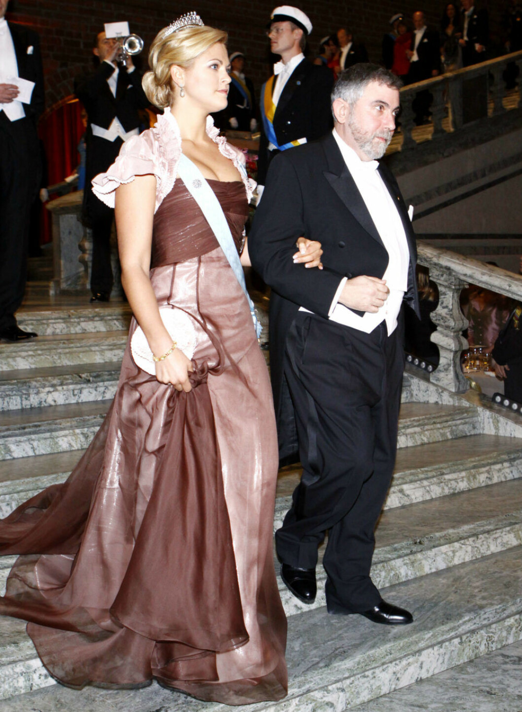 På Nobelfesten 2008 bar Madeleine en klänning i puderrosa taft och brun organza från Lars Wallin.