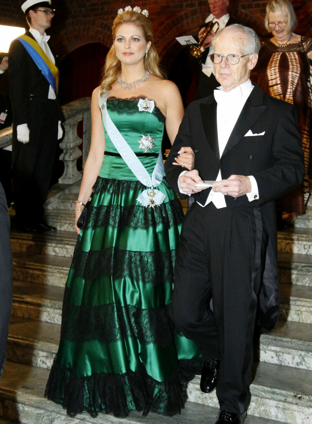 Under Nobelbanketten 2009 blev det en skogsgrön klänning med svart spets, skapad av svenska Linda Nurk.
