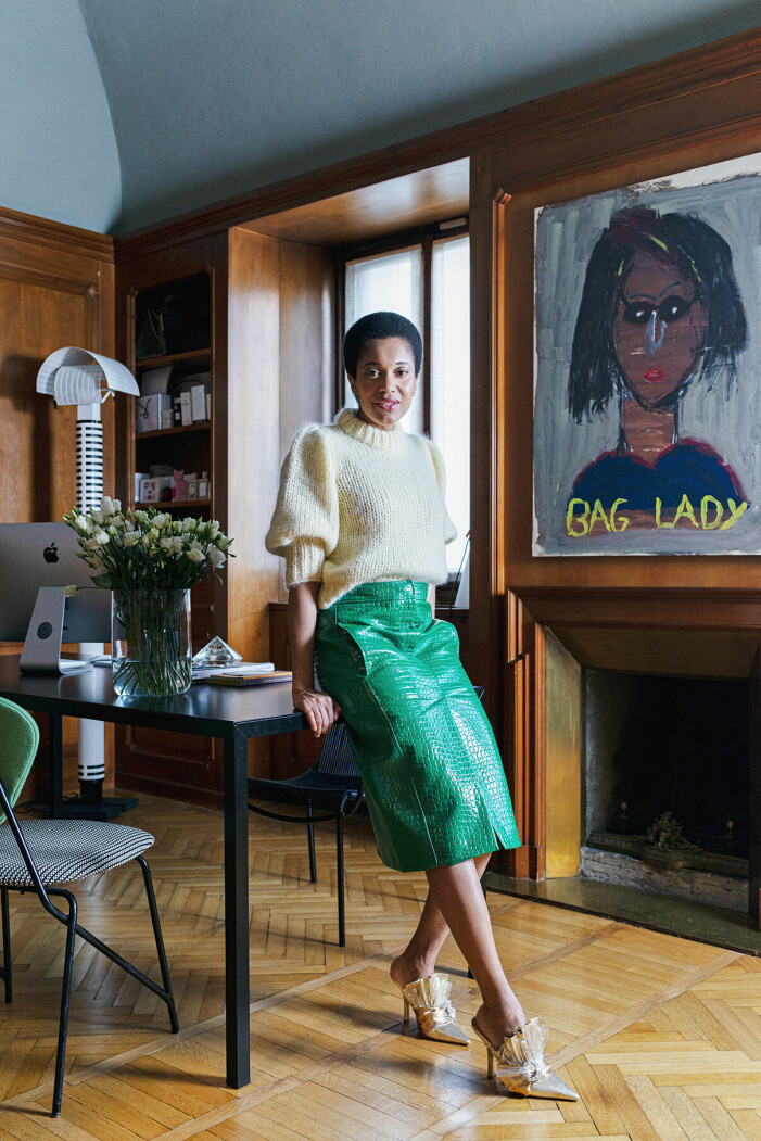 Tamu McPherson i sin studio. Bakom henne syns tavlan <em>Bag lady</em>, av Marcel Cordeiro. Tamu McPherson i sin studio.