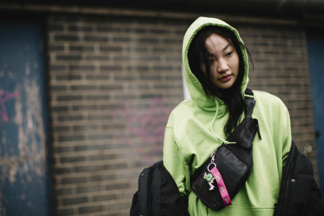 Den perfekta stylingen för en cool look med magväska. Neon är dessutom en av höstens hetaste trender. Magväska styling