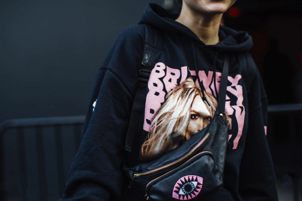 Pimp your bag. Piffa upp väskan med personliga detaljer som sköna tryck och väl valda accessoarer. Magvaska styling