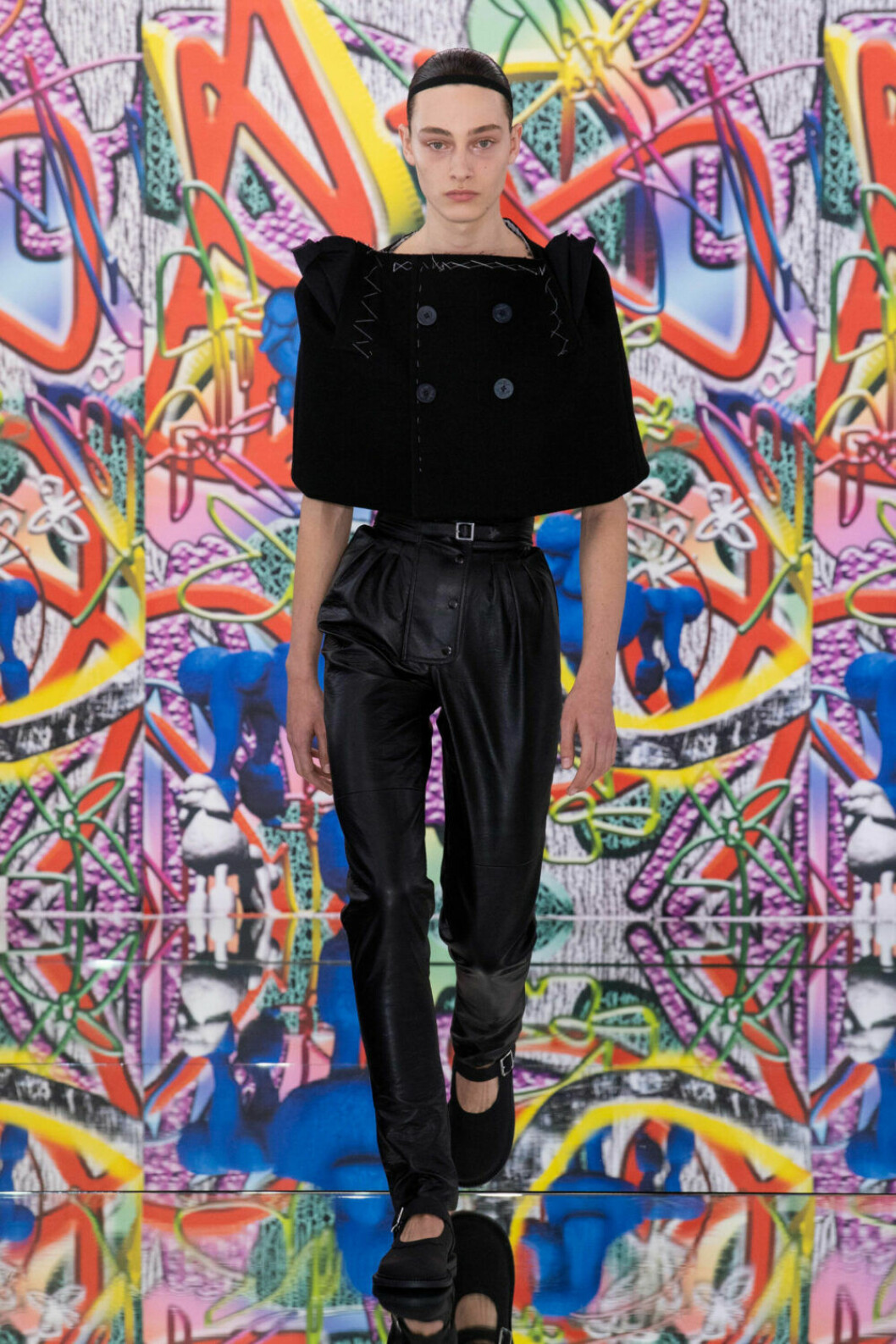 Stilren byxa och innovativ topp på Maison Margielas SS19–visning på Couture Week i Paris