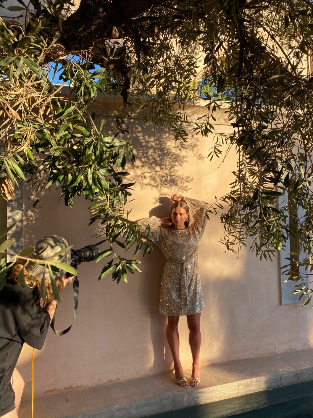 Maja Nilsson Lindelöf debuterar som designer för Gina tricot. Här i glittrig klänning.