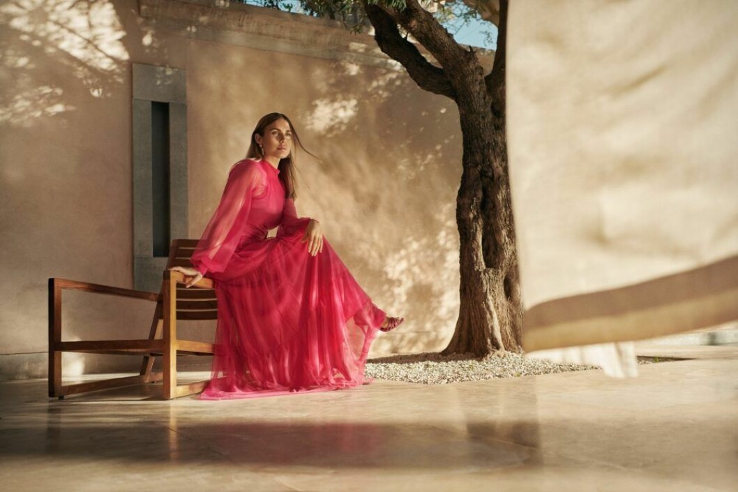 Maja Nilsson Lindelöf bär rosa långklänning från kollektionen hon designat för Gina tricot.