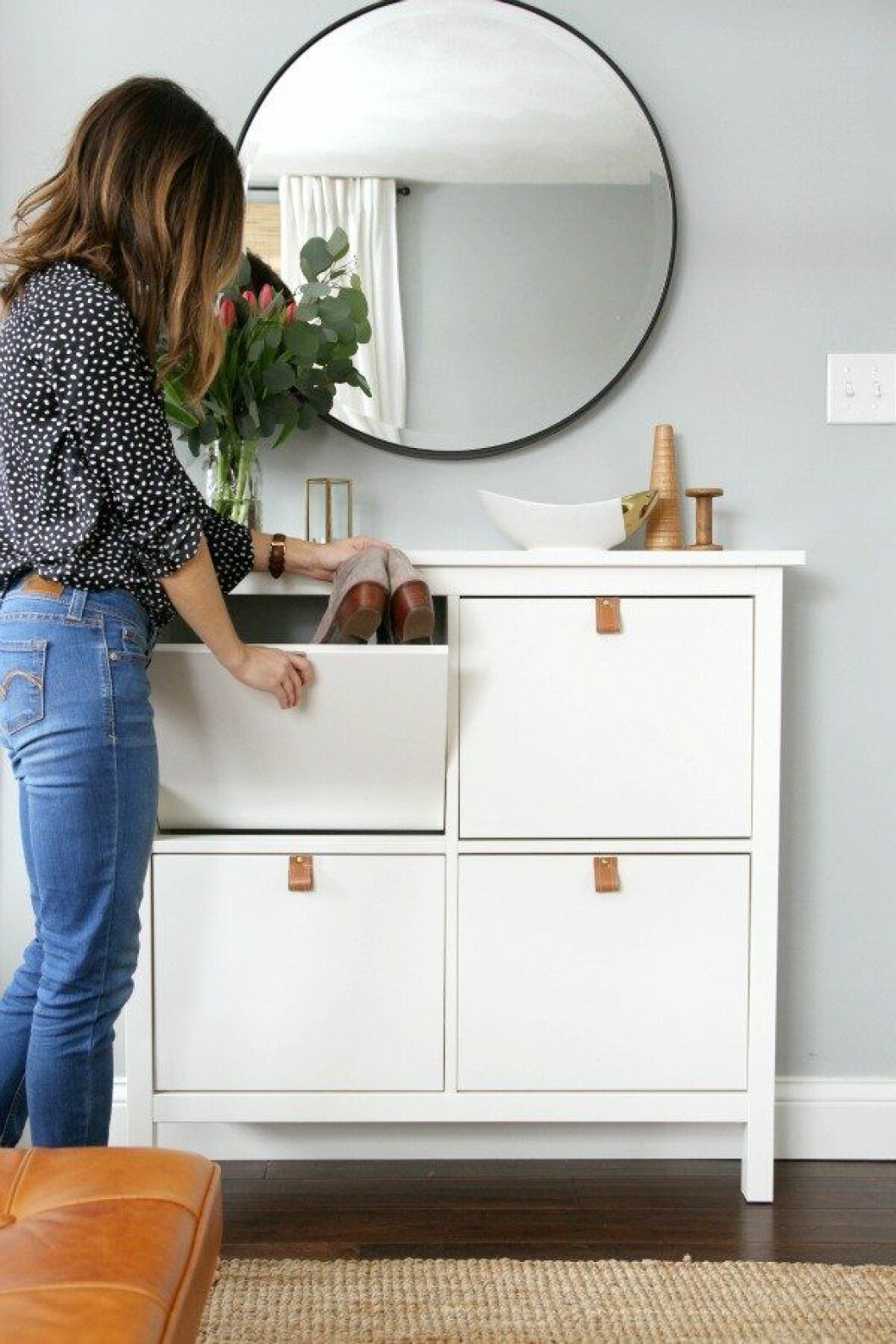 Via: <a href="http://www.housetweaking.com/2016/02/15/diy-leather-pulls-from-a-0-99-belt/" target="_blank" rel="noopener">House Tweaking</a> Vit förvaring i hallen