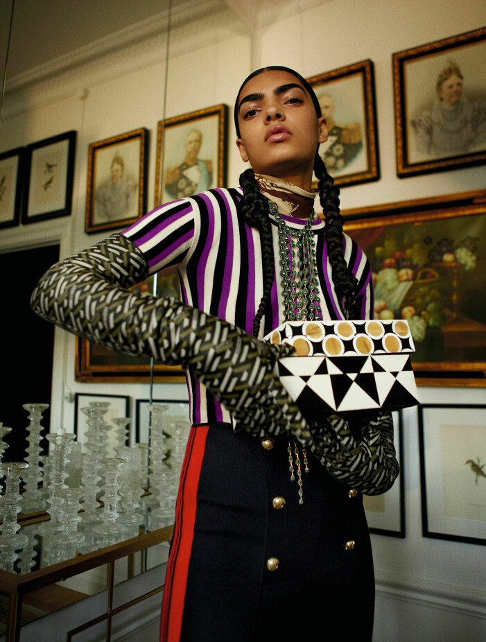 Långärmad topp, 1 550 kr, MARIMEKKO. Kortärmad topp, pris vid förfrågan, KENZO. Byxa, pris vid förfrågan, CHRISTIAN DIOR. Handskar, 18 483 kr, VERSACE. Halsband, 599 kr, H&M STUDIO. Modellen har på sig en randig topp med långa handskar till