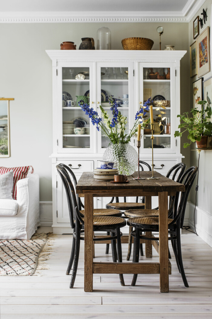 Skåpet är målat med snickerifärg i kulören <em>Perfect White</em> från Alcro. Väggen är målad med Pashmina i kulören <em>11</em> <em>Duva</em>, också från Alcro. Foto: Lina Östling Styling: Jill Windahl för Alcro måla om skåp och möbler