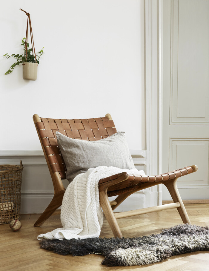 Vägg målad i <em>Kokos 502</em> och snickerier i <em>Vinternatt 507</em> från Beckers. Foto: Beckers målade snickerier i lägenhet