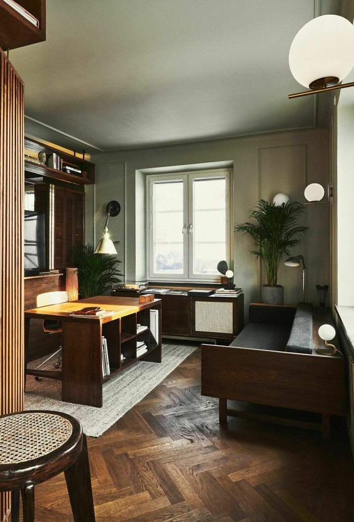 Hej, grönt! Komplettera den härliga färgen med naturnära inslag i liknande färgpalett. Foto: Jonas Ingerstedt Styling: Sofia Linfeldt | Syns i: <a target="_blank" href="https://www.elle.se/decoration/designklassiker-och-spannande-losningar-hemma-hos-fotografen-kalle-gustafsson/7150361">Designklassiker och spännande lösningar hemma hos fotografen Kalle Gustafsson</a>. Inred med målade tak, grönt