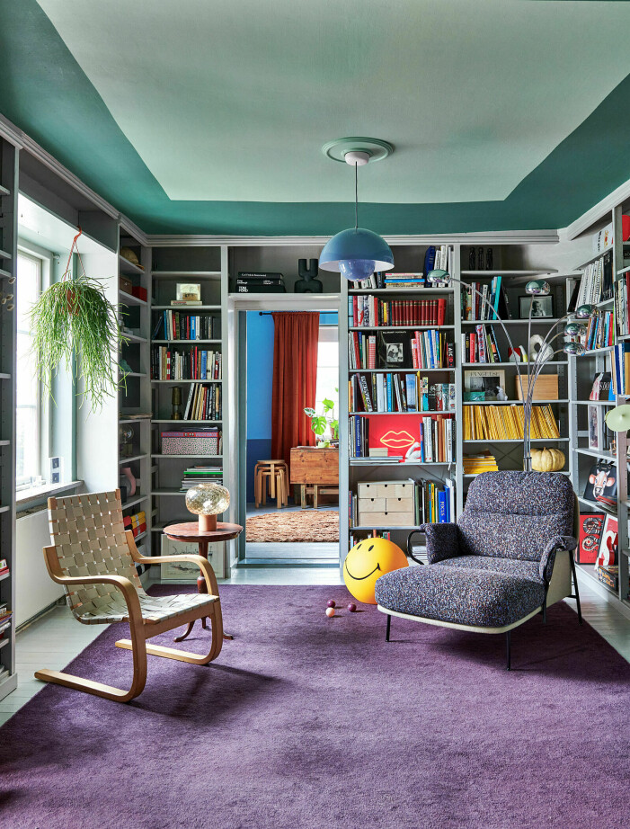 Skapa ännu maffigare blickfång med olika nyanser av liknande kulör i taket. Foto: James Stokes Styling: Dennis Valencia Syns i: <a target="_blank" href="https://www.elle.se/decoration/fargstarkt-hos-kreativa-paret-raa/7330167">Färgsprakande och stilsäkert hemma hos kreativa paret i Råå</a>. Inred med målade tak, två i ett