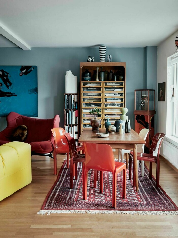 Förtjust i färg? Komplettera målade väggar och tak med inredningsdetaljer och möbler i färg. Foto: Fanny Rådvik Styling: Elin Odnegård | Syns i: <a target="_blank" href="https://www.elle.se/decoration/unikt-och-fargglatt-hemma-hos-skribenten-i-kungsbacka/7953588">Unika objekt och färgstarka detaljer hos skribenten i Kungsbacka</a>. Inred med målade tak, olika nyanser