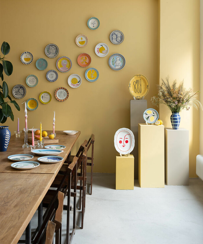 Vintageporslin som målats av konstnärer för Wall of Art x Attack Shop. Foto: Jesper Florbrant målat vintageporslin på väggen av attack shop x Wall of Art