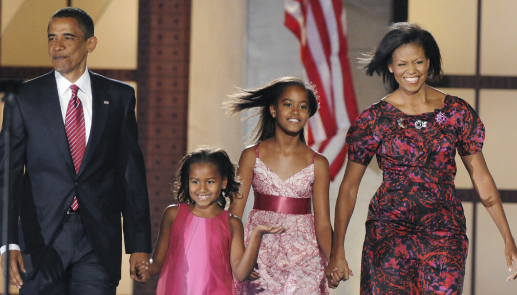 Michelle och Barack Obama går hand i hand med döttrarna Malia och Sasha Obama och alla skrattar och ser glada ut