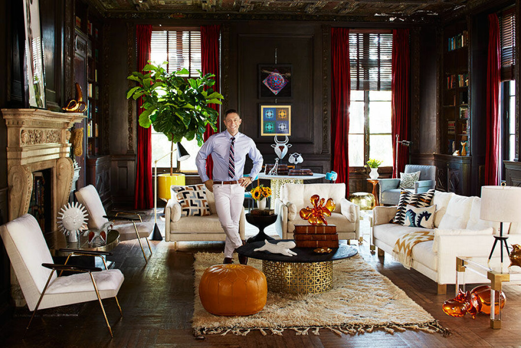 Jonathan Adlers eget vardagsrum i huset i Malibu illustrerar hans inredningsstil ”Happy Chic”. MalibuLivingRoomJonathan_10_AM