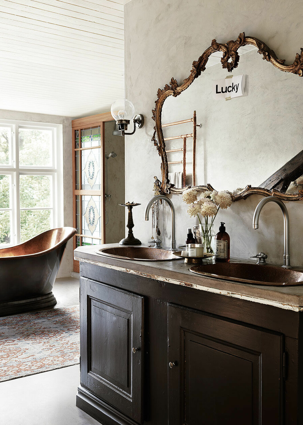 Foto: <a href="http://www.petrabindel.com/" target="_blank" rel="noopener">Petra Bindel</a>, styling: <a href="https://malin.elledecoration.se/" target="_blank" rel="noopener">Malin Persson</a>. Syns i: ”<a href="https://www.elle.se/decoration/kika-in-i-var-bloggare-malin-perssons-ljuvliga-hem/">Kika in i vår bloggare Malin Perssons magnifika hem</a>”. Kopparbadkar, brunt badrum