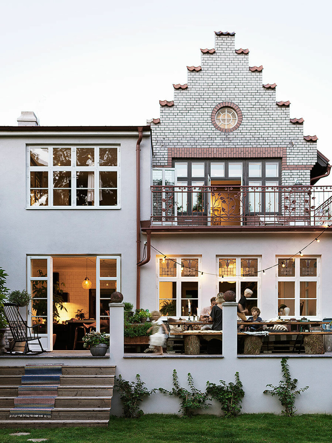 Huset byggdes 1908 av Malmös brandchef och ber knappast om ursäkt för sig – barnen i kvarteret kallar det för ”spökhuset”. Taket har lagts om, men med de otvättade pannorna i behåll. Exteriören återställdes till original med hjälp av en specialist från Ungern. Terrassen har murats upp och dörrarna in till köket byggts till – fönstren fick flytta en trappa upp.