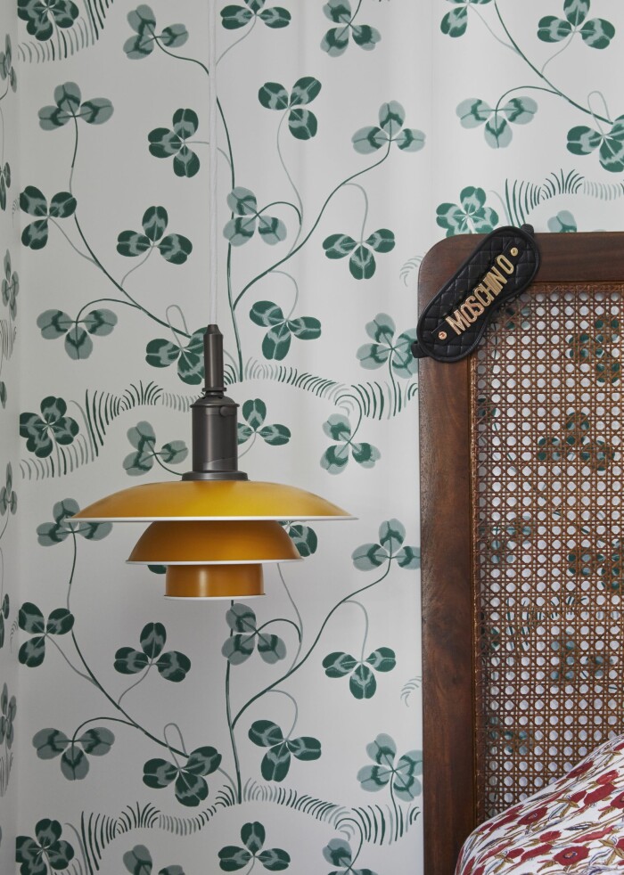 Den lilla lampan är Malkiels favorit, en PH-lampa från Louis Poulsen. Hemma hos Malkiel Berry ELLE Decoration sovrum tapet gavel jotex ph-lampa