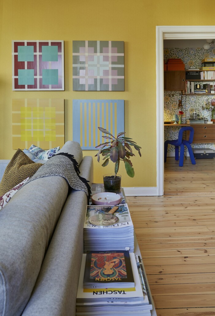 På den gula väggen i vardagsrummet sitter fyra verk av konstnären Evelina Kroon, god vän till Malkiel. I hallen har Malkiel sitt kontor. Hemma hos Malkiel Berry ELLE Decoration vardagsrum gult