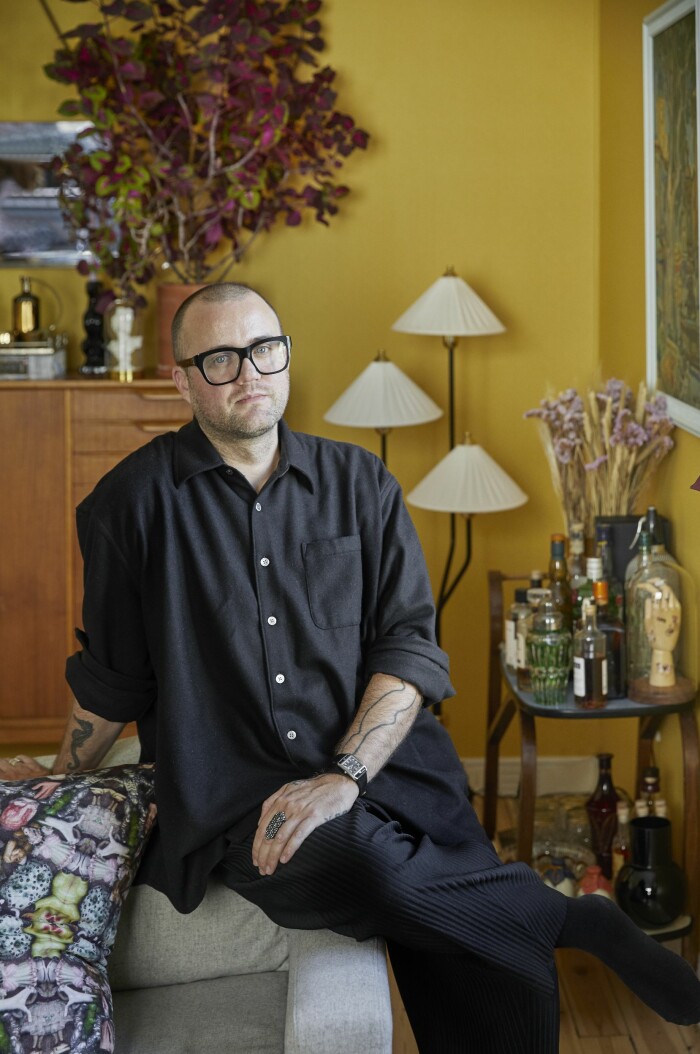 Malkiel Berry Diagne hemma i sitt gula vardagsrum. Följ honom på Instagram: @interiorstandard. Hemma hos Malkiel Berry ELLE Decoration porträtt