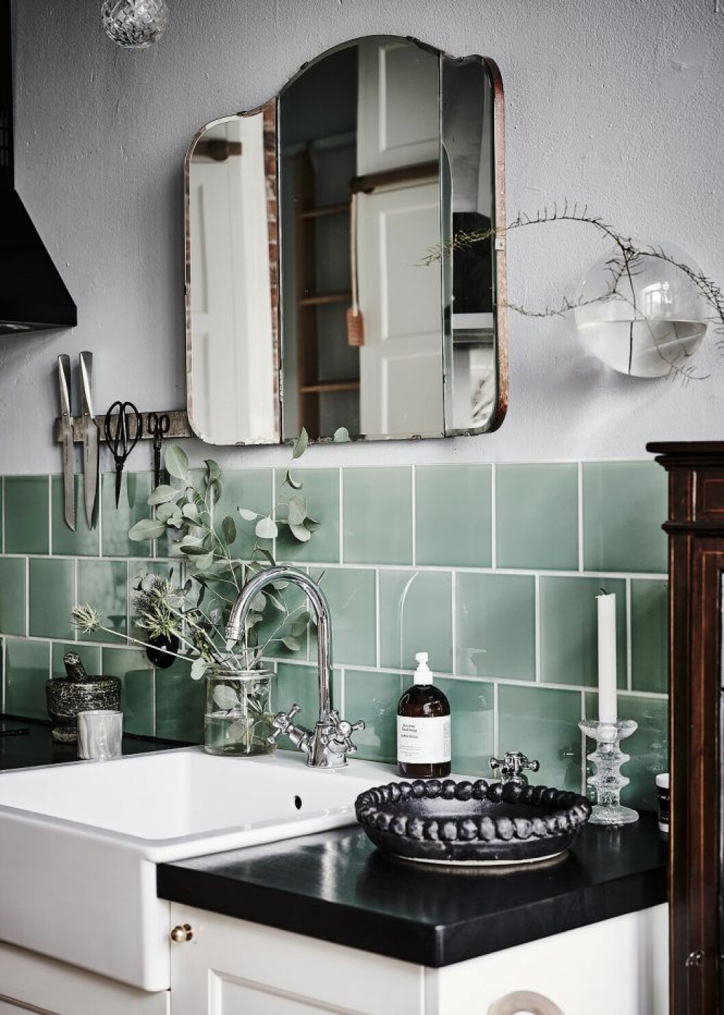 Foto: Ikea via <a href="https://www.behangfabriek.com/a-45453853/ikea-malm/botanical/" target="_blank" rel="noopener">Behangfabriek.com</a> IKEAs Malm-byrå med växtmönster