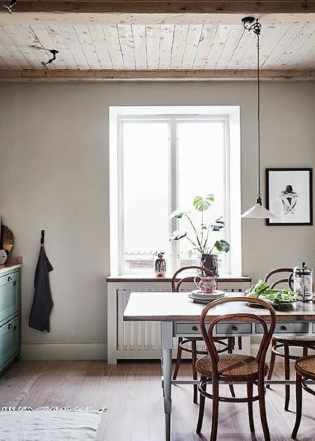 Foto: <a href="http://eeviskainen.blogspot.se/2013/07/posters.html?m=1" target="_blank" rel="noopener">Kaikki Mitä Olen</a> IKEAs Malm-byrå i vitt med svartmålade droppar på