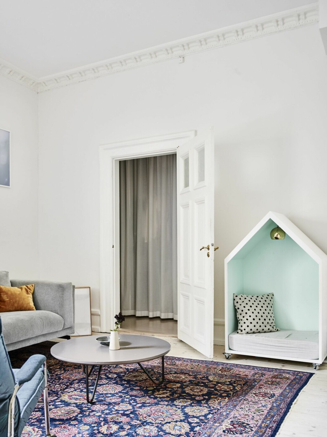 Smådetaljer i hemmet som hundbädd, soffa och bord