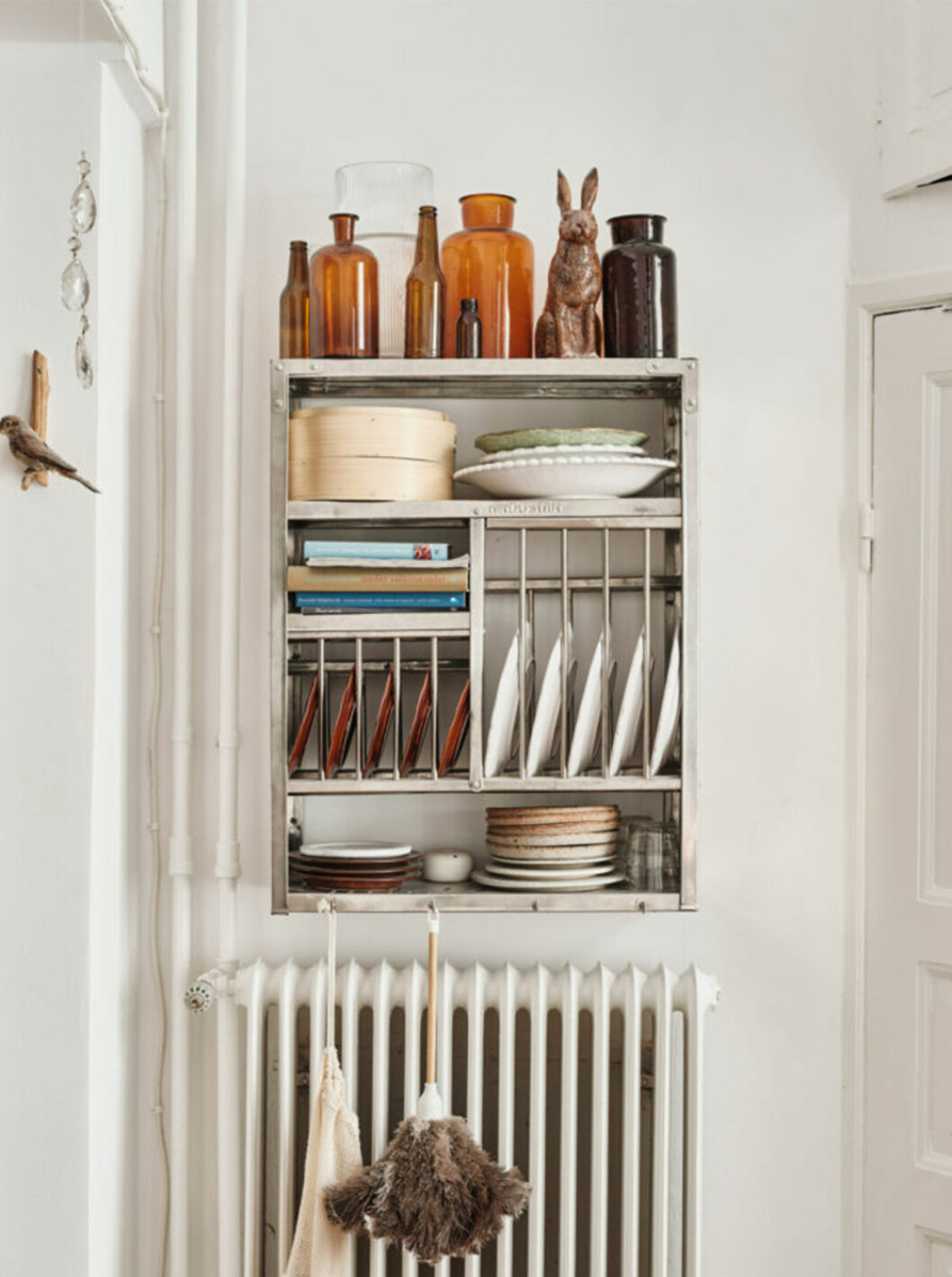Praktiskt och snyggt hos floristen Sophie Wiking. Foto: Andrea Papini Styling: Alexandra Papini | Syns i: <a href="https://www.elle.se/decoration/gor-det-sjalv/naturnara-sekelskifteslagenhet-i-malmo/" target="_blank" rel="noopener">Naturnära sekelskifteslägenhet i Malmö</a> Hylla i köket med öppen förvaring