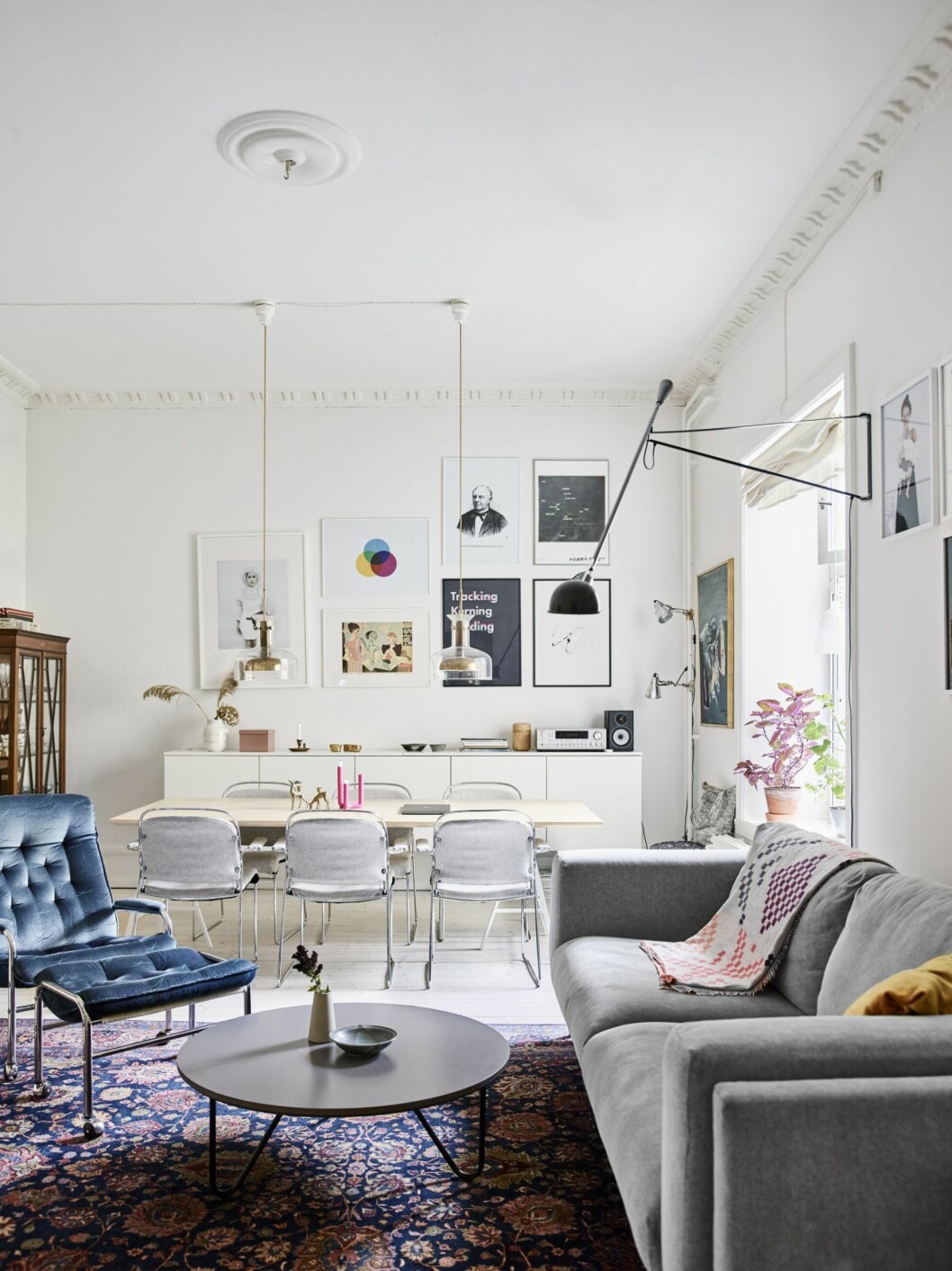 Bild på vardagsrummet och matplatsen med färgglada element och en personlig inredningsstil