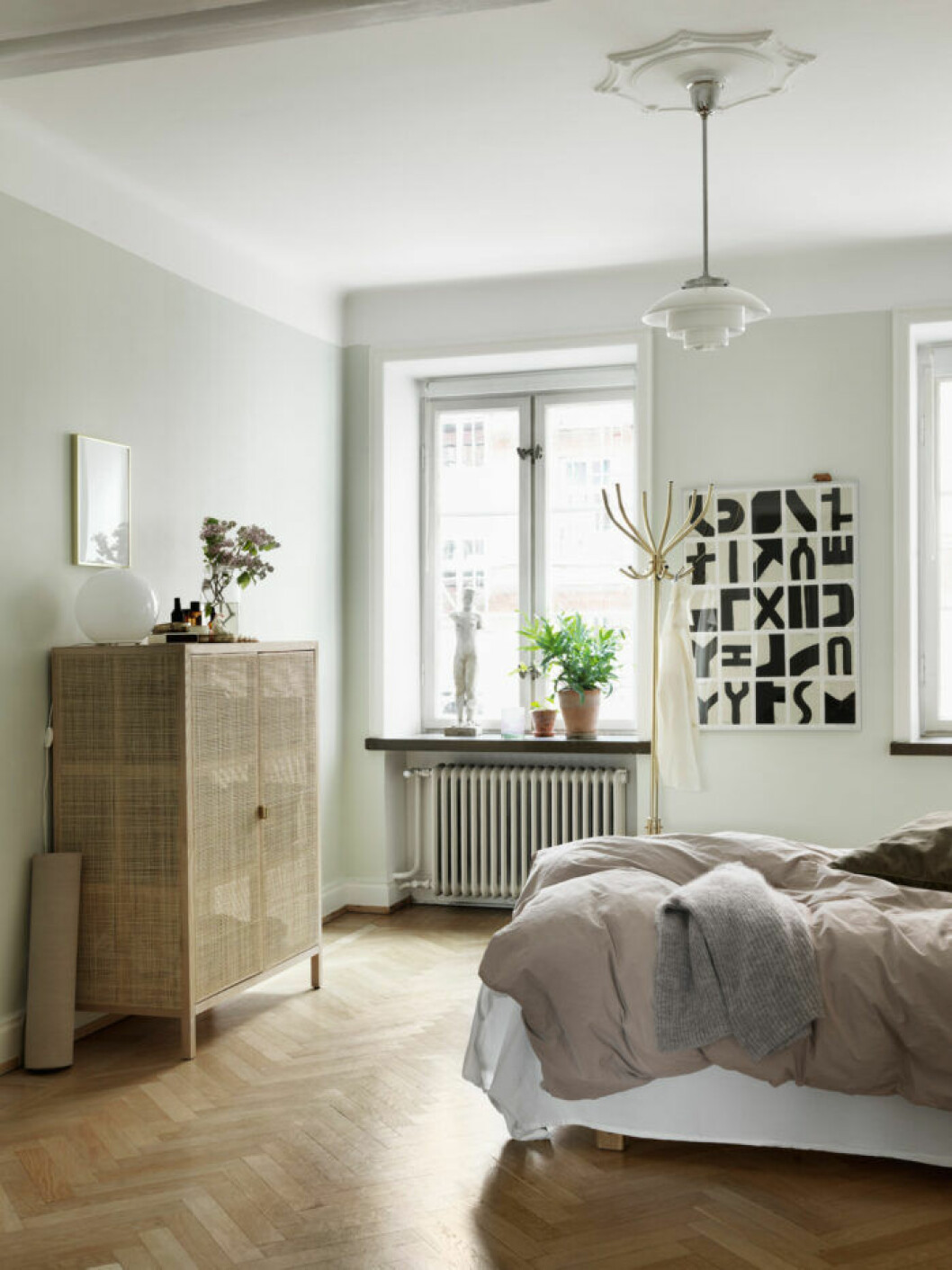 Sovrum i jordnära toner i lägenheten i Malmö