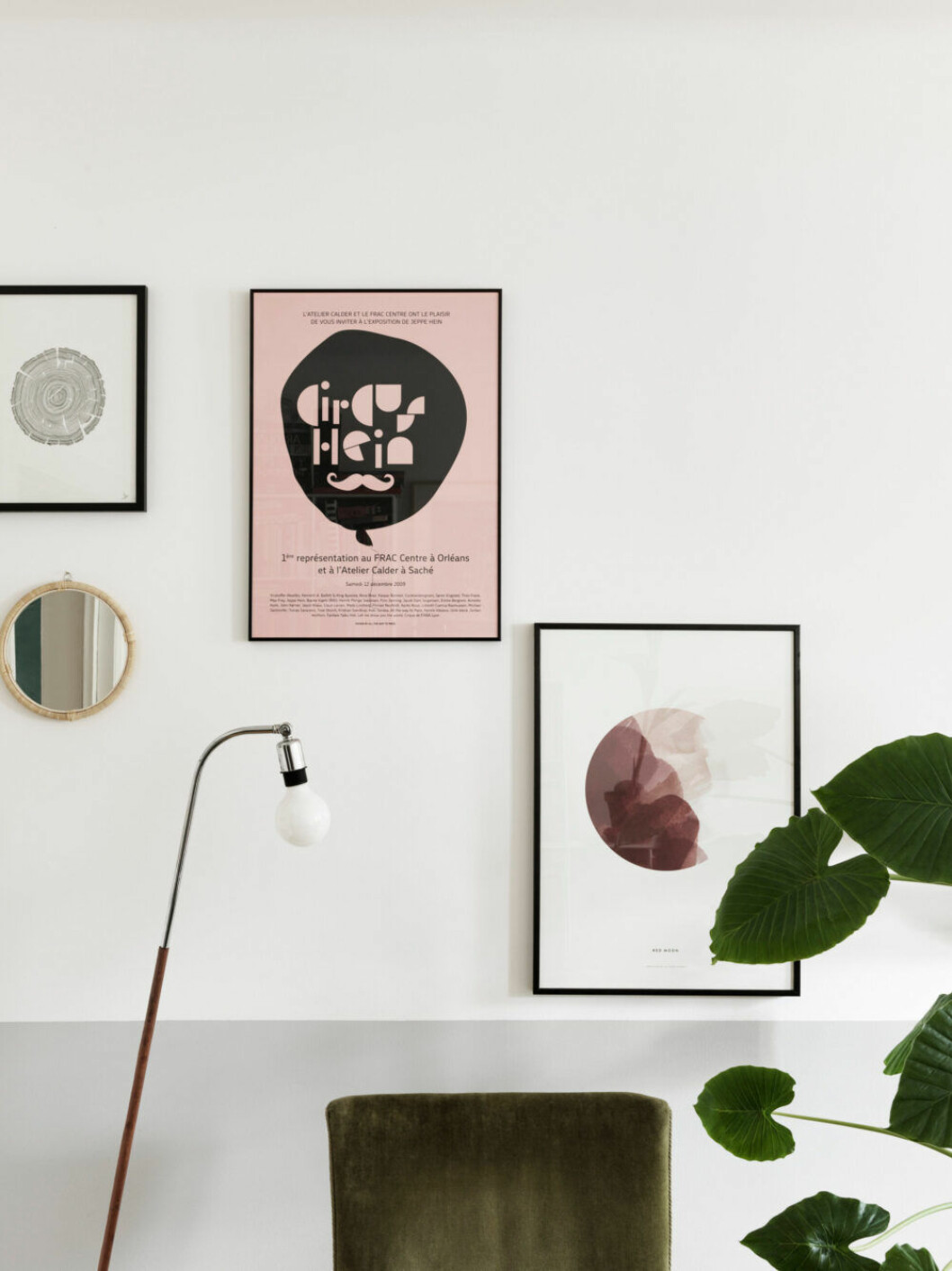 Tavelvägg med konst och posters i lägenheten i Malmö