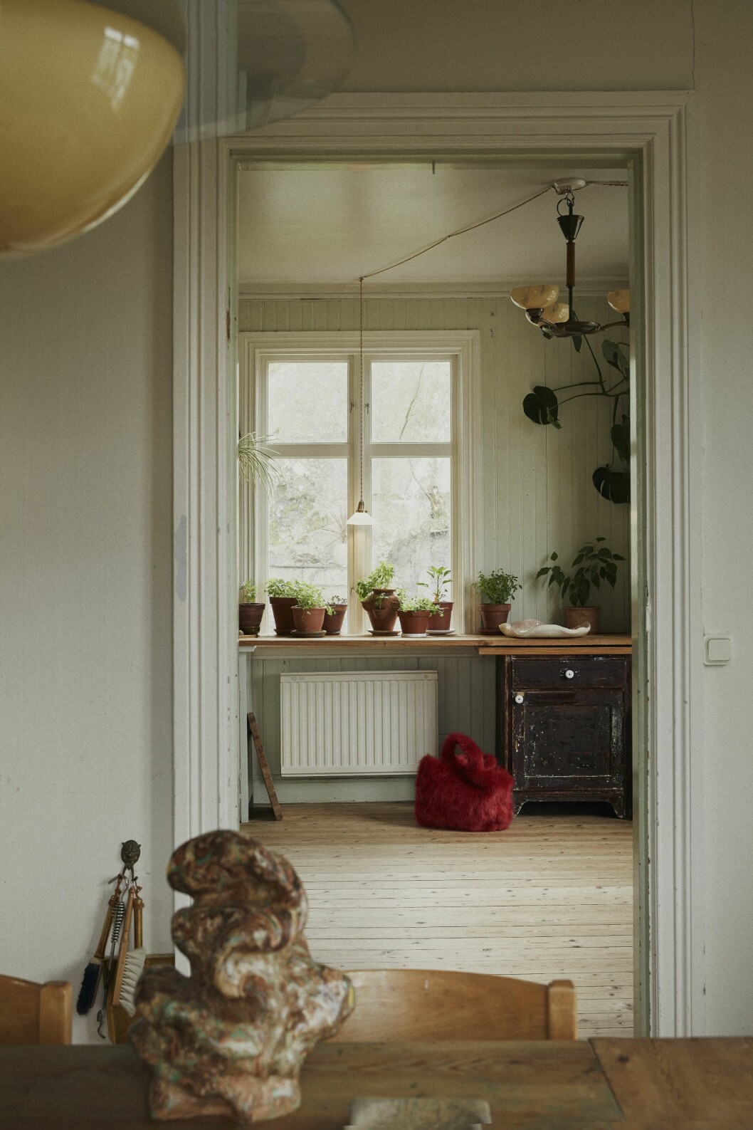 Örter och grönska hemma hos skulptören Malou Palmqvist. Foto: Fanny Rådvik Stylist: Elin Odnegård | Syns i: <a href="/decoration/fantastiskt-fargflode-hemma-hos-skulptoren/7010447">Fantastiskt färgflöde hemma hos skulptören</a> växter och förodling hemma hos malou palmqvist