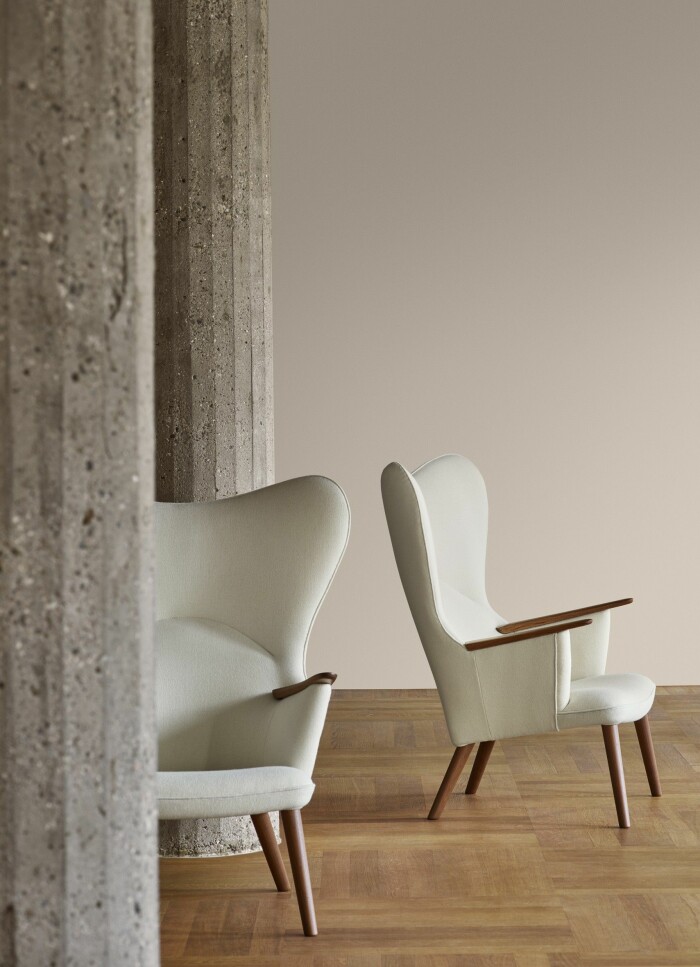 Efter 60 år ur produktion kommer <em>CH78 Mama Bear</em> av Hans J. Wegner tillbaka, hos Carl Hansen & Son. mama bear fåtölj