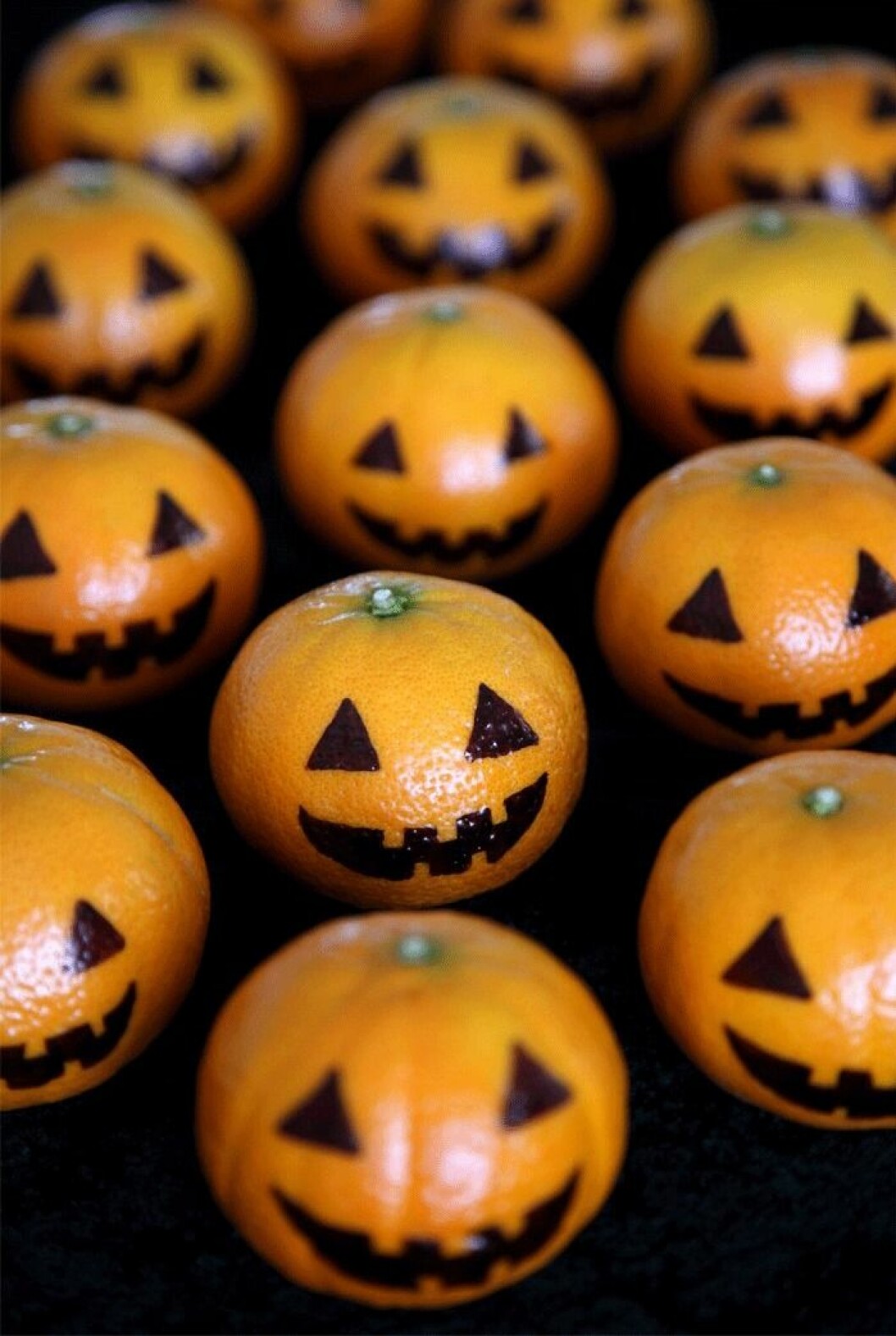 Halloween-clementiner. <a href="http://www.adesignerlife.net/food-design-5-easy-halloween-food-ideas/">Via adesignerlife.net</a> Halloween-clementiner.