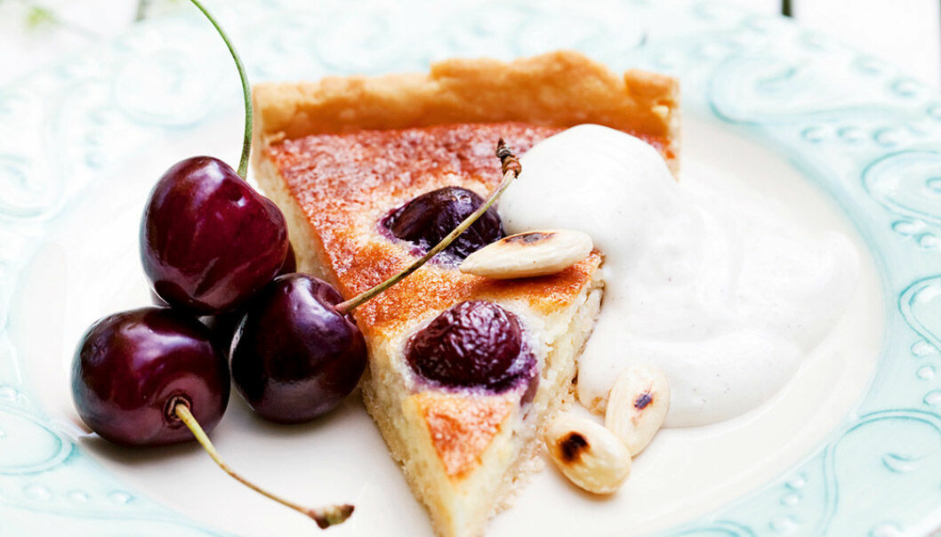 Mandel- och körsbärspaj med vanilj crème fraiche.