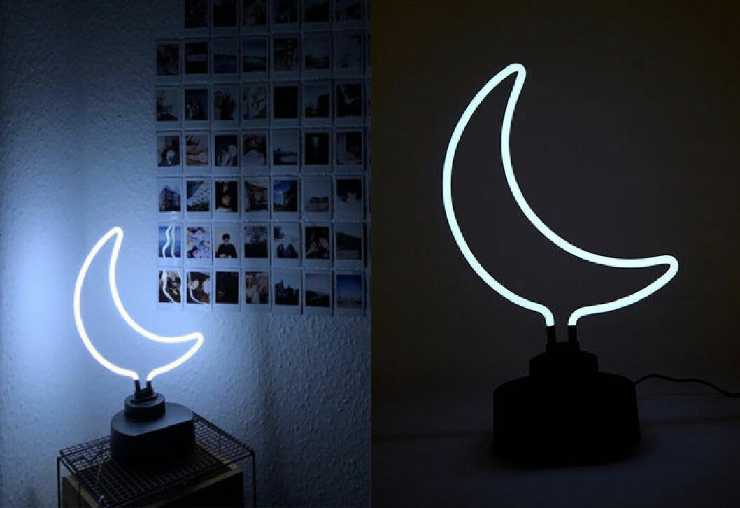 Foto: <a href="https://www.instagram.com/p/BesPS7kBlgn/?taken-by=rosiecrafer" target="_blank" rel="noopener">Instagram/@rosiecrafer </a>& Urban Outfitters Neonlampa i form av en måne