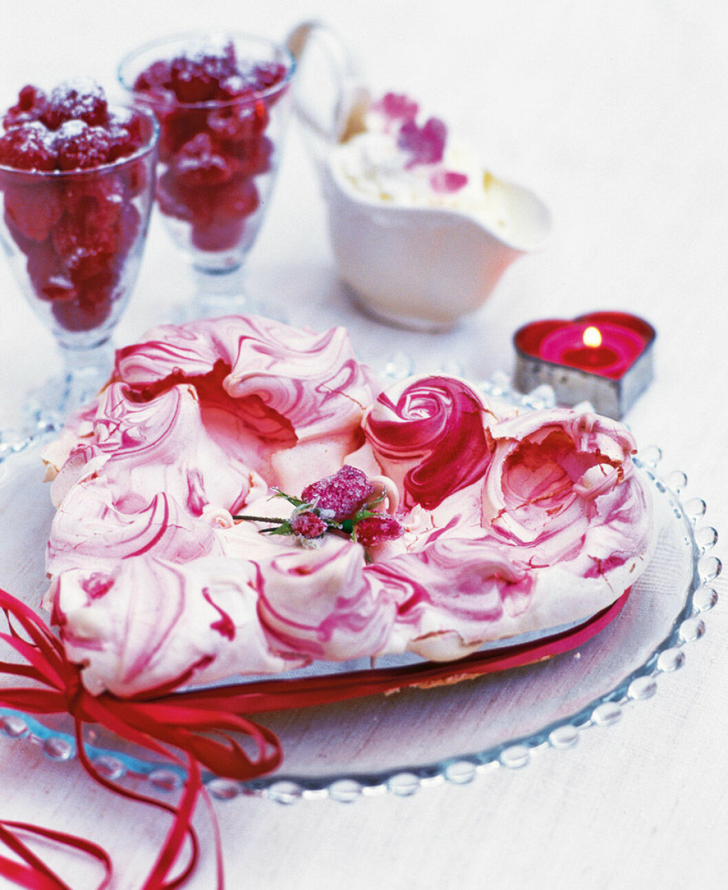 Valentinmaräng med rosengrädde och champagnehallon. Valentinmaräng med rosengrädde och champagnehallon.