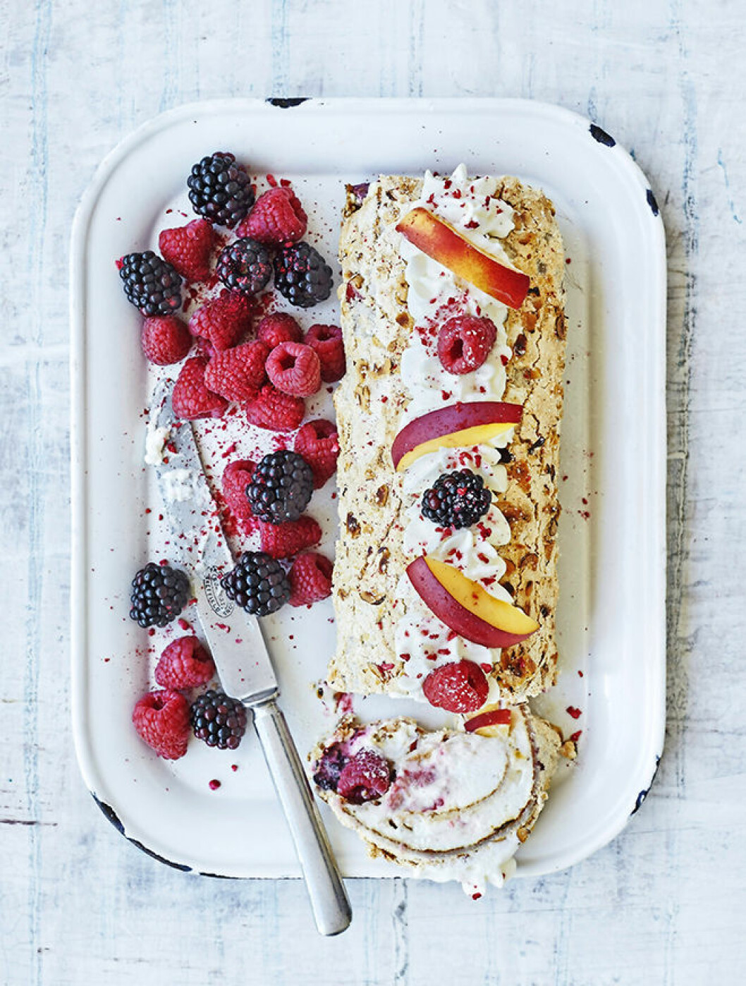 Frasig och seg sommardessert med massor av färska bär. Recept marängrulle med bär